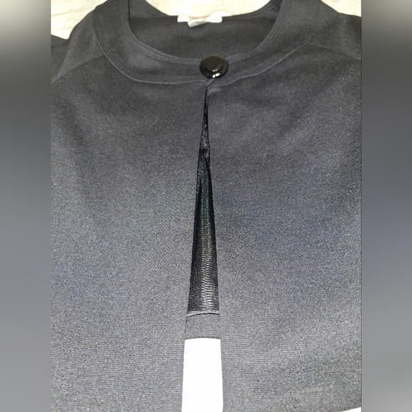 This is a Talbots Petites black cropped split hem top. It's in EUC. - Picture 2 of 6